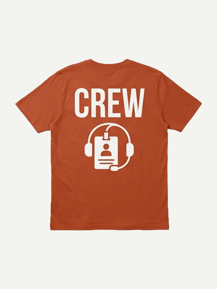 Rostrotes T-Shirt von hinten mit dem Schriftzug Crew und einem Ausweis mit Headset